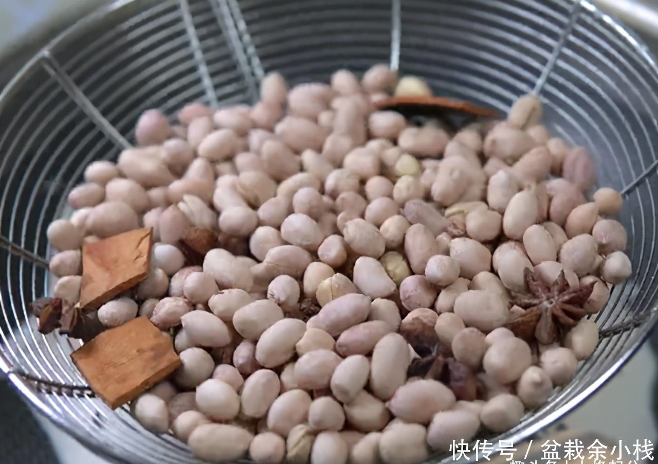  生米表面|在家自制盐焗花生米，外皮一搓就掉，干香酥脆，比油炸花生米好吃