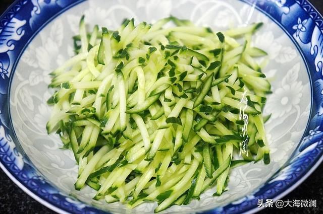 黄瓜|三伏天多吃黄瓜，这做法第一次见，好吃又消暑，比吃肉还过瘾