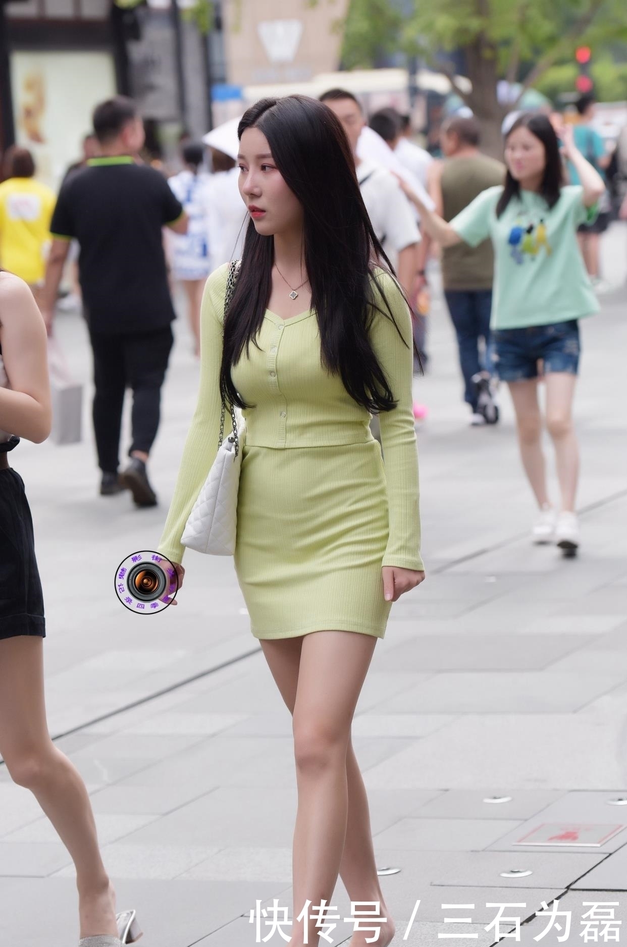 针织|秋天的裙子怎么选?美女穿针织面料的两件套裙子,保暖又洋气