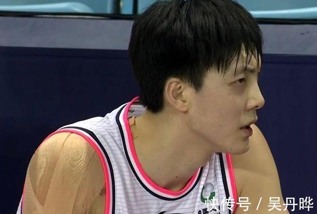 胡明轩|胡明轩又惹争议!杜锋怒批曾繁日时,你注意到易建联的表情没有?