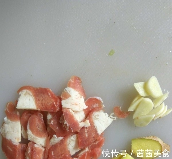 白菜炖豆腐|白菜炖豆腐,先炒白菜或者先炒豆腐都不对,这样才好吃