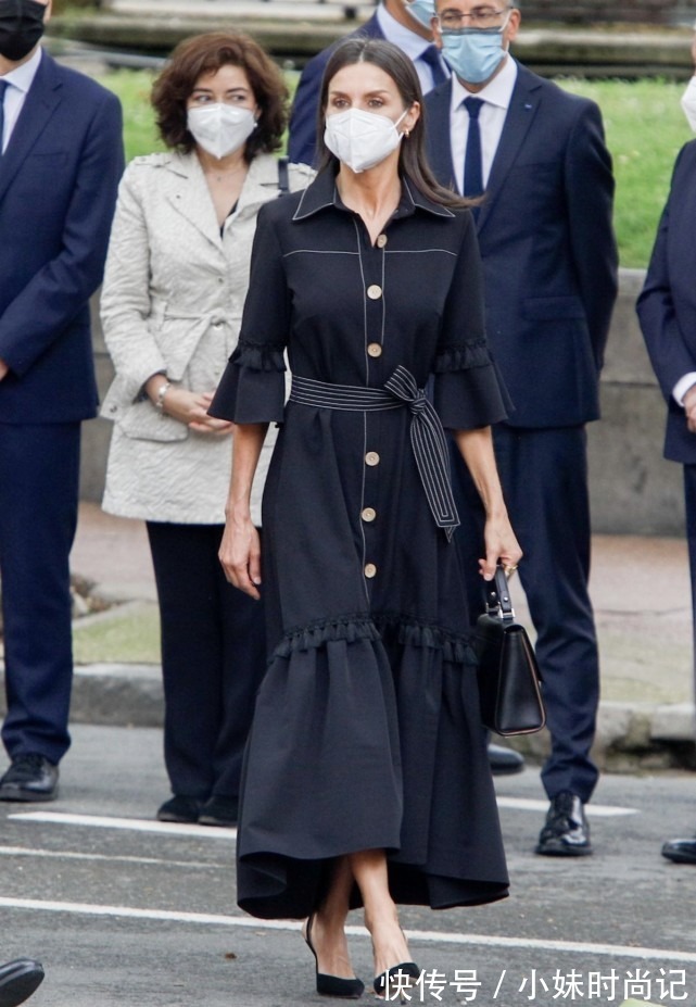 连衣裙 被西班牙王后的气质惊艳到了,穿衬衫连衣裙真优雅,有白发也不怕