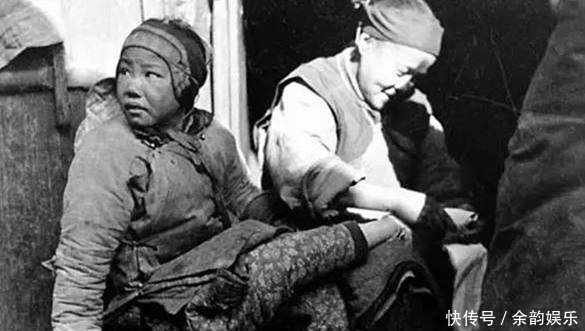 孙女|晚清罕见老照片:图1奶奶给孙女裹小脚,图4八国联军街上强抱妇女