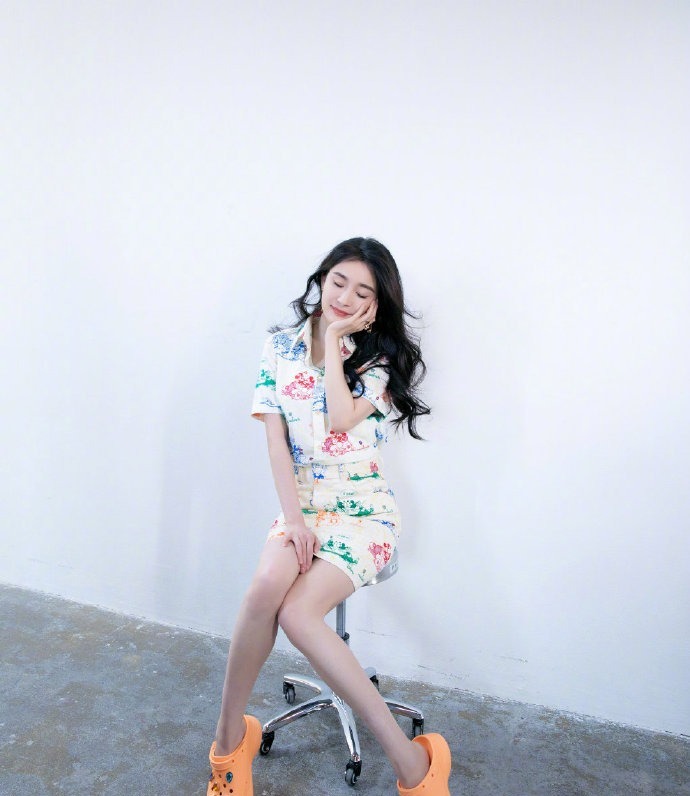 米奇|杨幂童心未泯,米奇印花衬衫裙搭配洞洞鞋,迷人漫画腿依旧好看