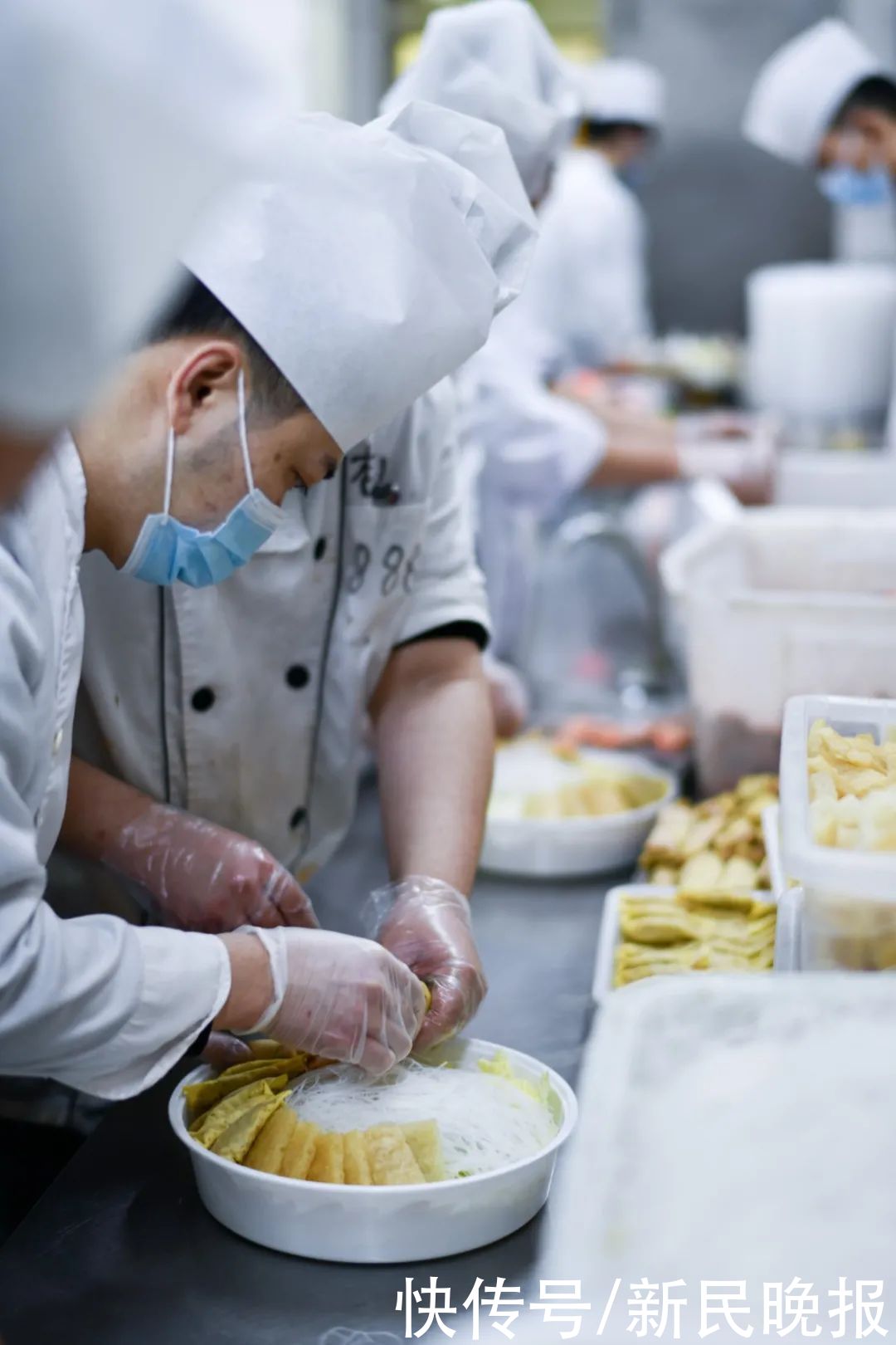 大厨忙得脚打后脑勺，“全家福”年夜饭摆上千家万户餐桌
