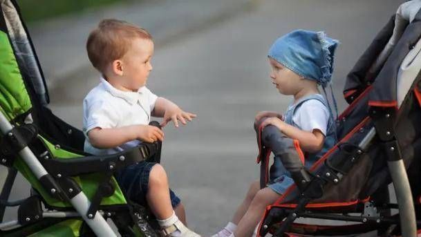 孩子|4岁男孩出去郊游后,他总是说耳朵疼,医生点了灯,父母害怕退后