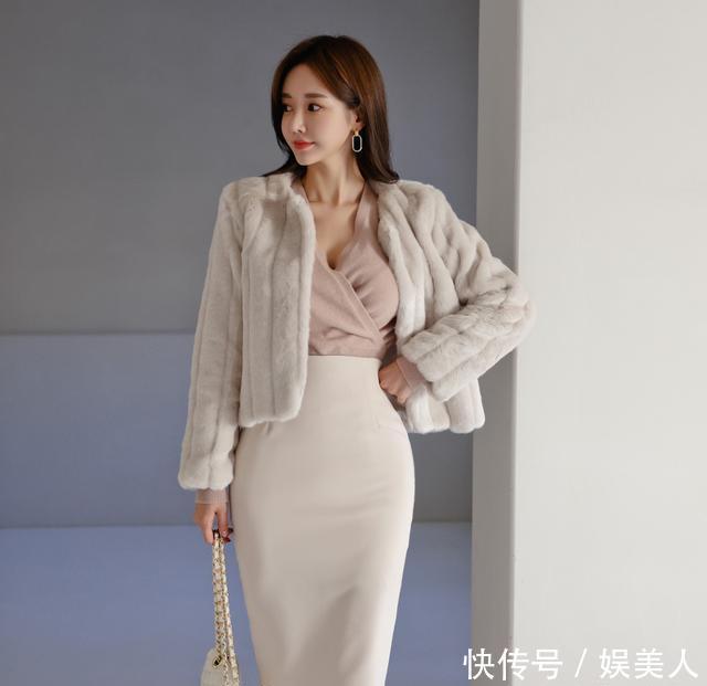 最美孙允珠：竖纹貂绒雅贵外搭，内搭修身丝滑雪纺衫