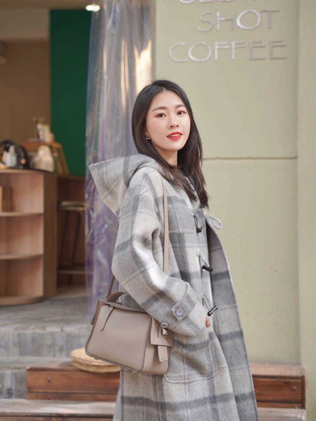 牛角扣 格纹大衣就选这四种配色,基础百搭不过时,让你美出新高度