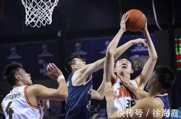 刘权标|易建联恢复几层了?杜锋差点被翻盘,谁注意到观众席上漂亮阿姨了