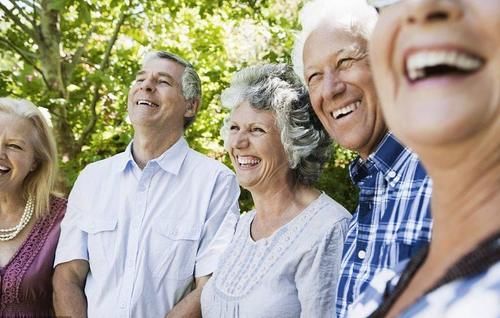 跟踪3年，调查1420名百岁老人，长寿的秘诀不是吃和运动，答案是它