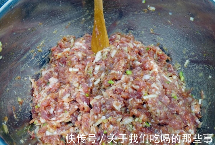 鲜嫩|厨师长：调肉馅要“油水多，1料不能放”，鲜嫩多汁，香浓没腥味
