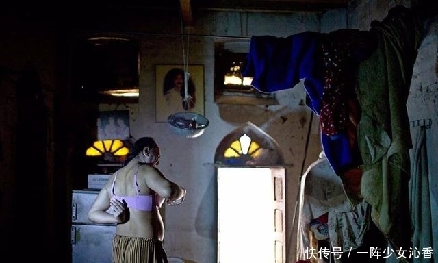 变性人 这些男人晚上变身女性到夜场当舞者,土豪寻开心撒钱打赏