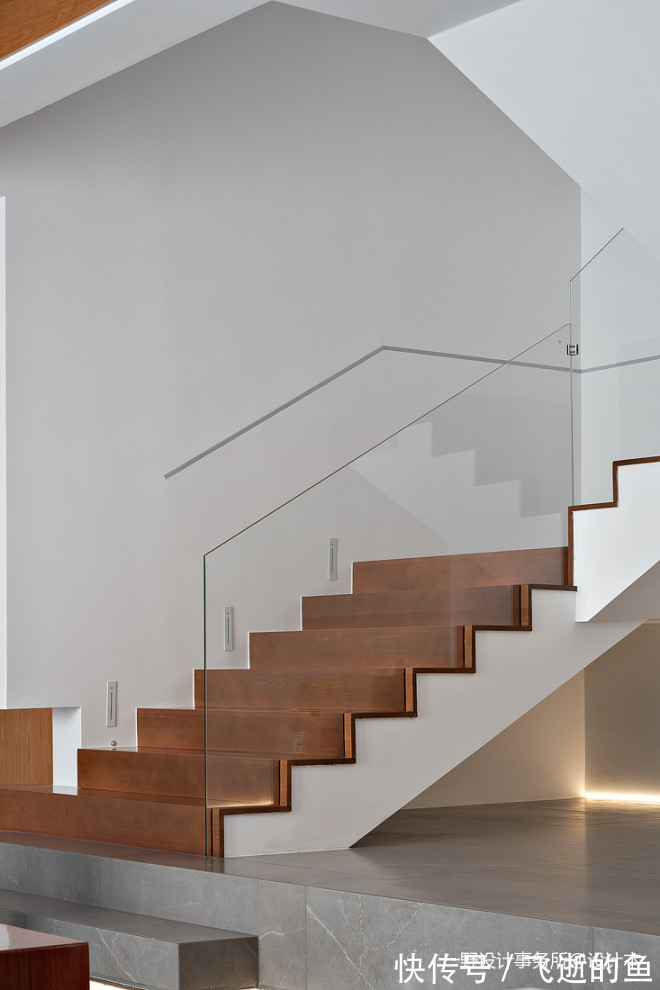 楼梯间|看400平米豪华别墅如何装修现代简约风