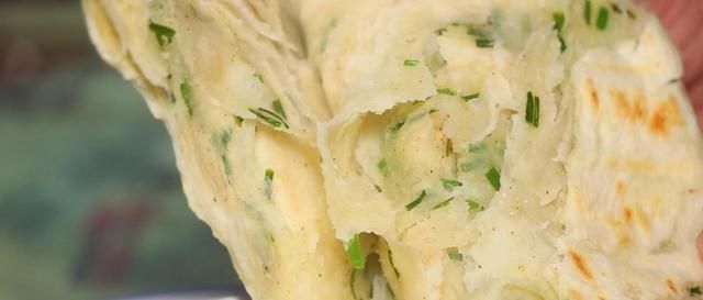  比买|教你做家常葱花饼，不用油酥，个个美味又起层，比买的都好吃