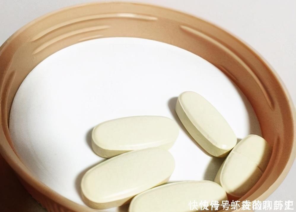 这“6种”过期药片不要扔，磨成粉兑点水浇盆里，花卉呼呼长