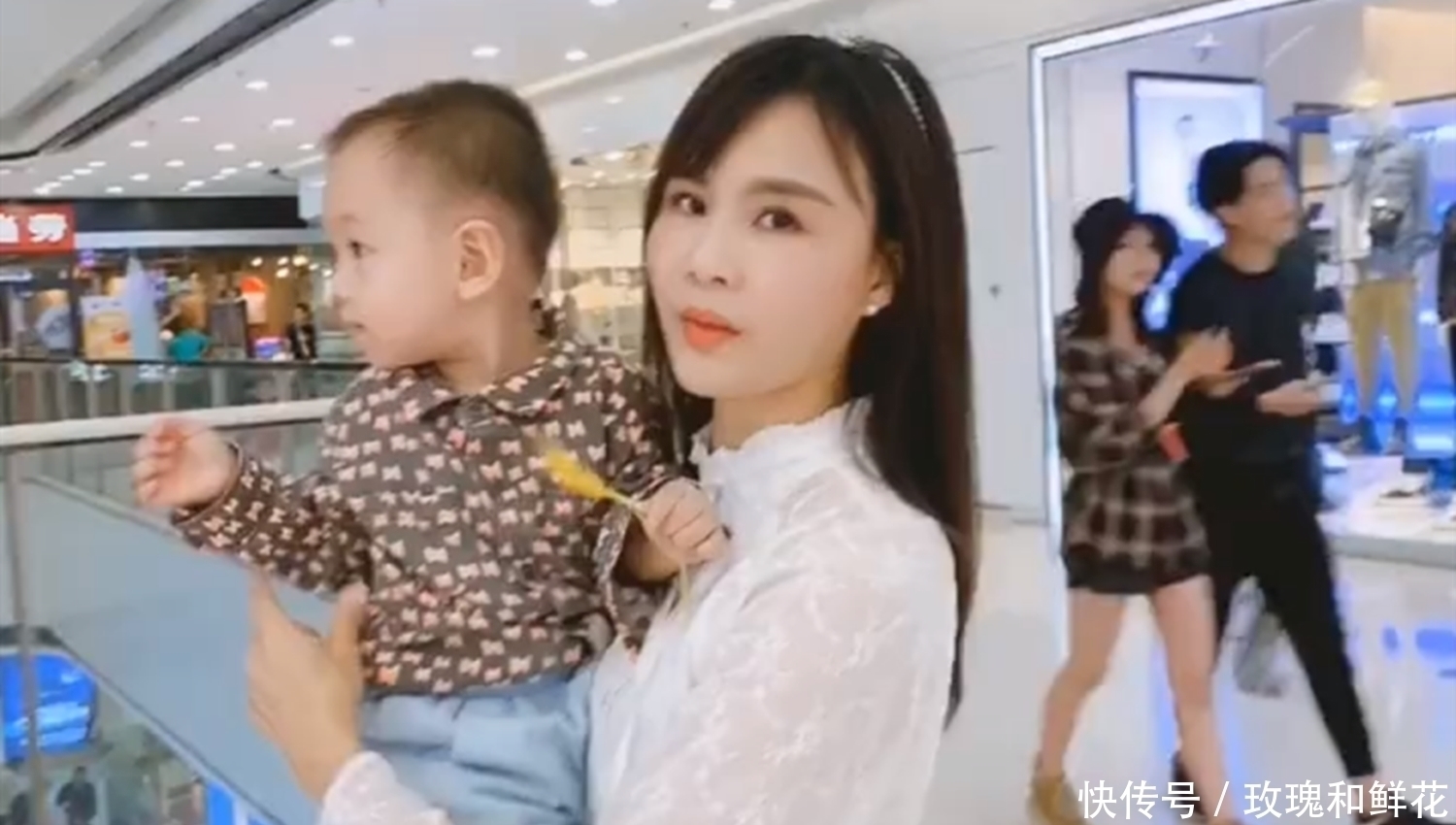 奶奶|“最年轻奶奶”带娃逛街火了，皮肤不输宝妈，网友还缺爷爷不