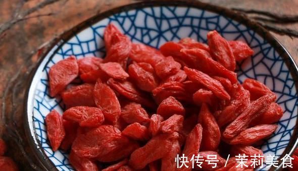 枸杞|枸杞配“一宝”，半个月下来，色斑淡了，睡眠好了，皮肤白皙红润