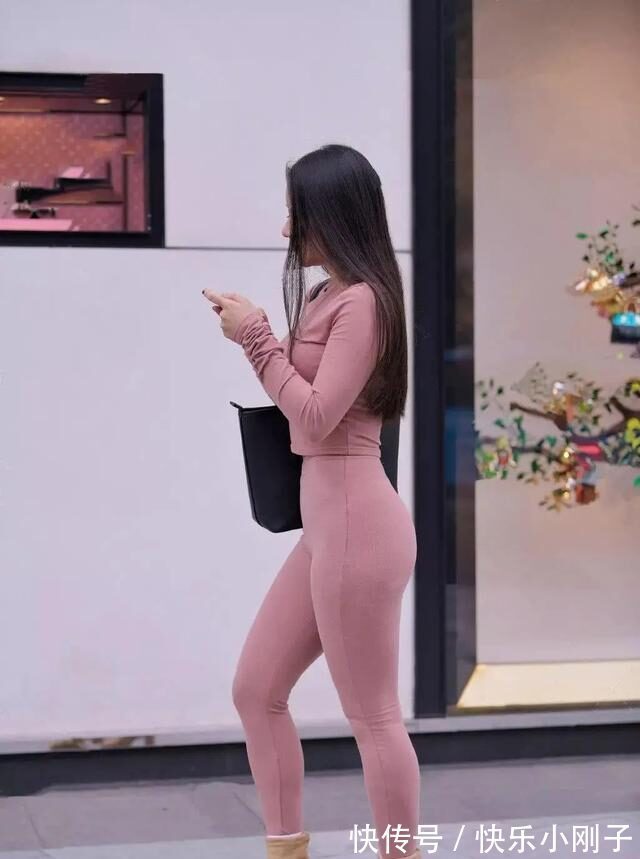 楚楚动人 打底裤的穿着秀出无法抗拒的美,释放出唯美女神气质