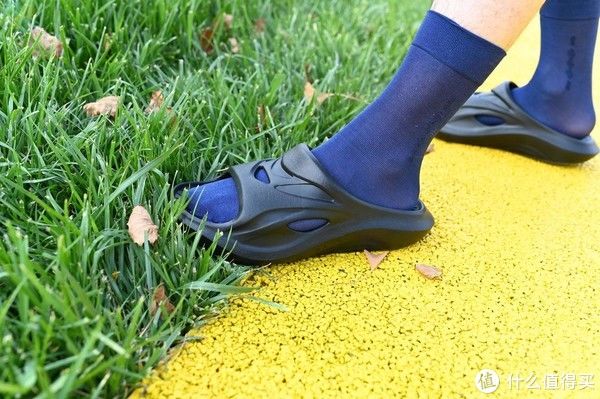 软弹|衣食住行 篇一:更贴脚的休闲拖鞋,舒缓疲劳走路更轻松,咕咚软弹运动拖鞋体验