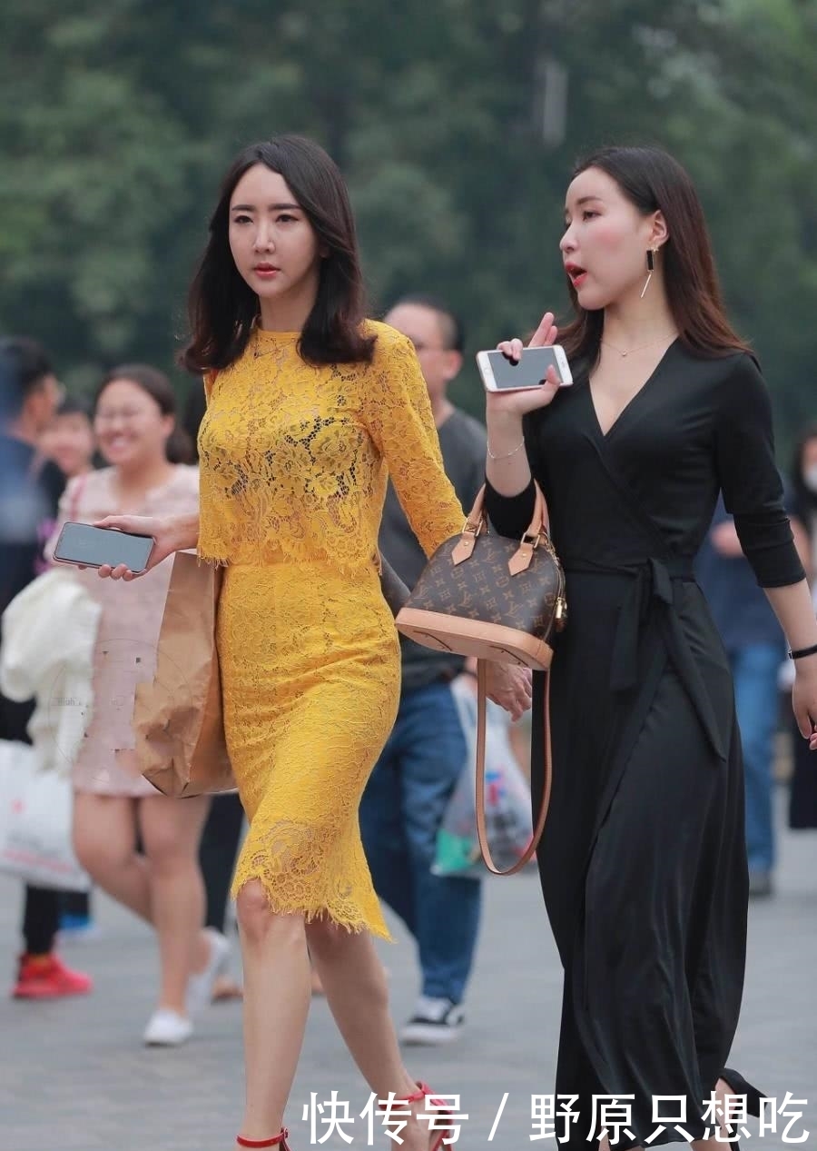 街拍:身材高挑的小姐姐身穿惊艳的黄色镂空连衣裙，充满浪漫气息