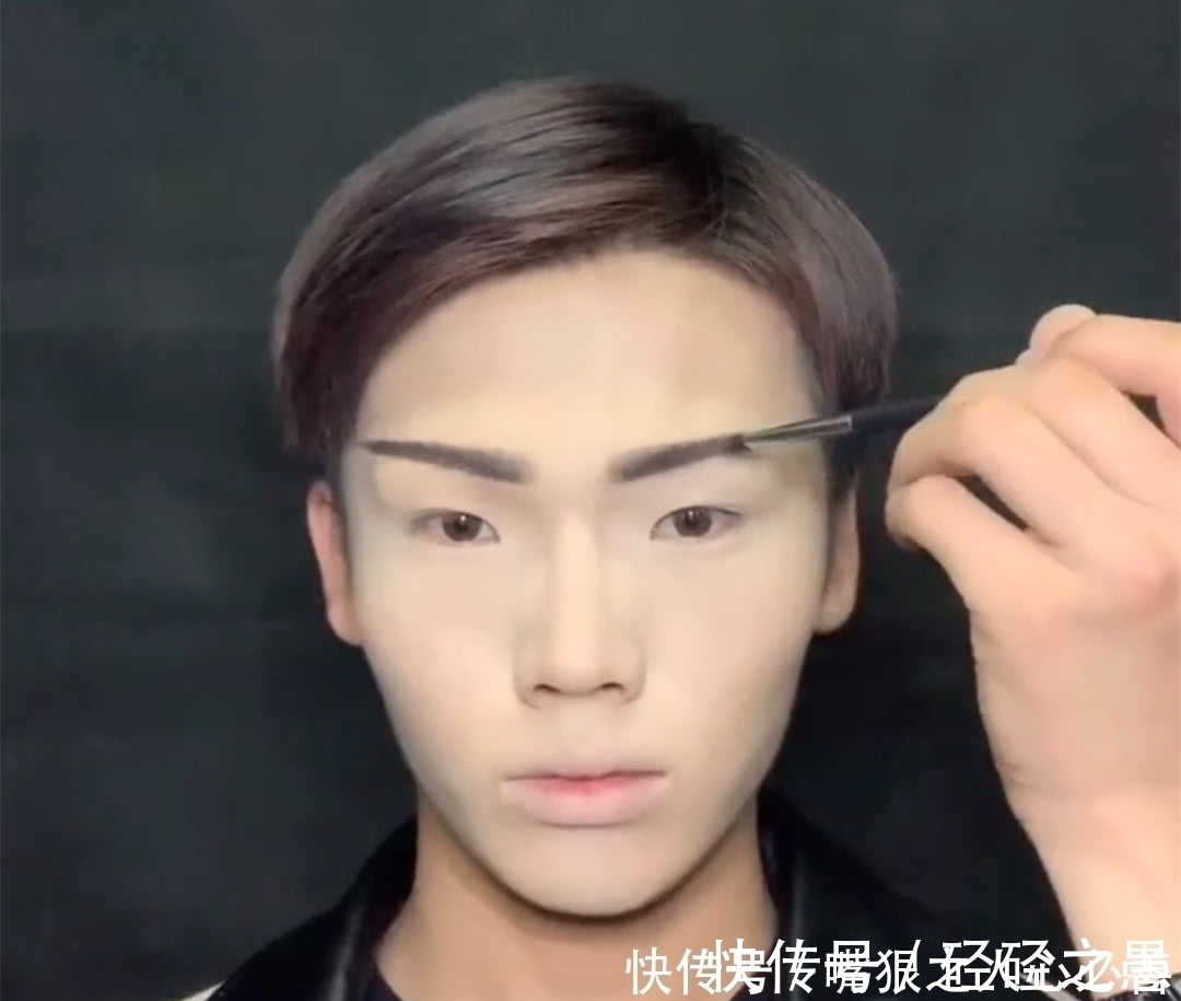 眉毛|美妆大佬有多厉害?小哥仿妆“美杜莎”,网友:能把手机来吗?