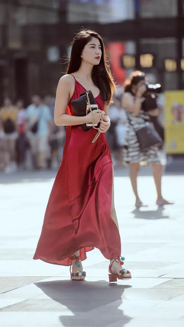 身材高挑|长发披肩的小美女,红色吊带长裙,展现出窈窕身姿