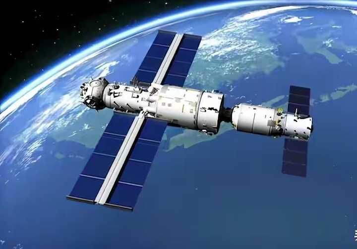 太阳 我国空间站扫过太阳，用时0.4秒，看上去就像天鹅飞过了体育场