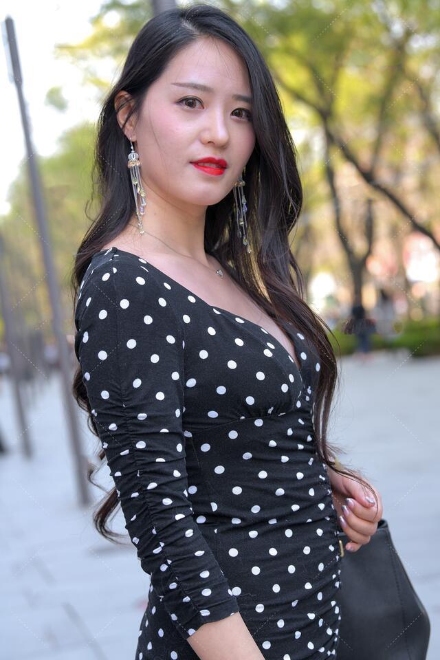 皮草 微胖阿姨试试这样穿,黑白斑点裙外搭皮草,时尚靓丽精致十足