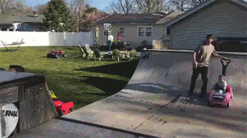 |搞笑GIF:当时妹子就急哭了 再也不穿裙子玩单杠了