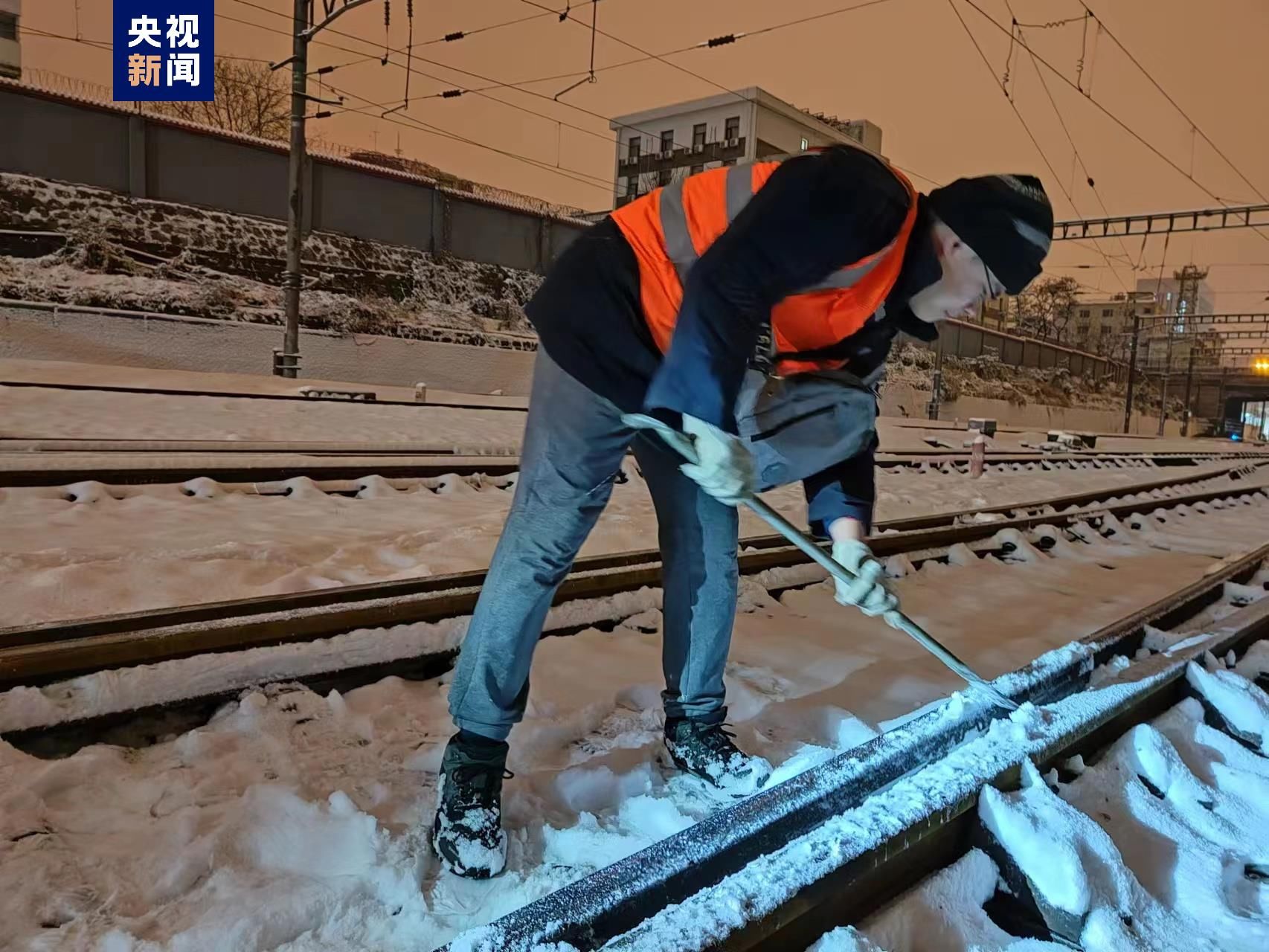 山西发布暴雪和道路结冰双预警 多地高速公路封闭