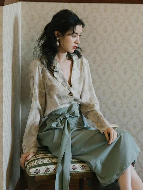 卫衣不受宠了！今年“法式衫+半身裙”正流行，洋气复古很减龄