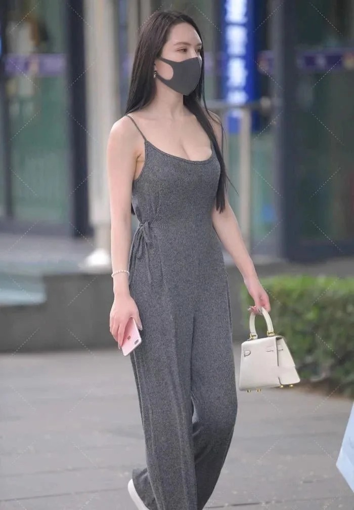 深灰色吊带连体裤，潇洒时尚，垂感十足