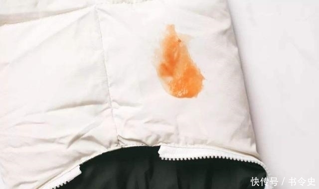 冬天洗羽绒服时，只需在水里加勺“它”，洗完跟新买的一样！