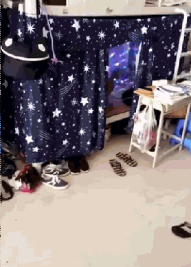 |搞笑GIF:大学宿舍的KTV包间