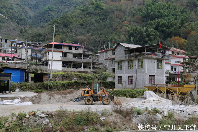 怒江峡谷内素有，十里不同天，万物在一山，之说