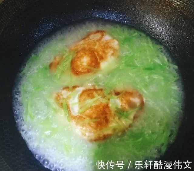 丝汤|煎蛋萝卜丝汤,汤鲜味美,做法简单