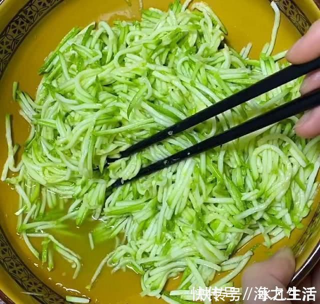 包子|剩的饺子皮不要扔，做成包子，一擀一包真省事，皮薄馅大真好吃