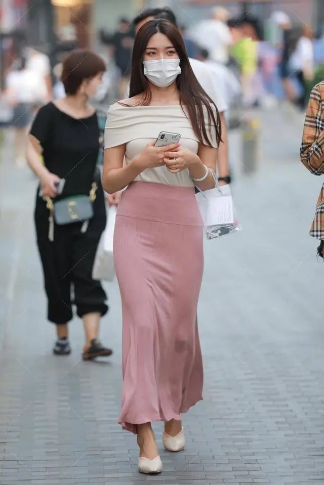 一字肩叠搭上衣塞进包臀裙显腿长，飘逸裙脚和高跟鞋给人“贵妇”的既视感