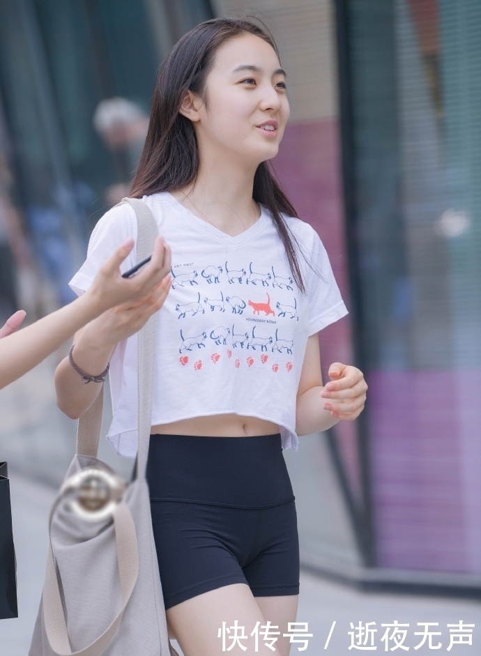 短裙|小姐姐美得格外精致和出众,黑色短裙太吸人眼球,突出高贵和优雅