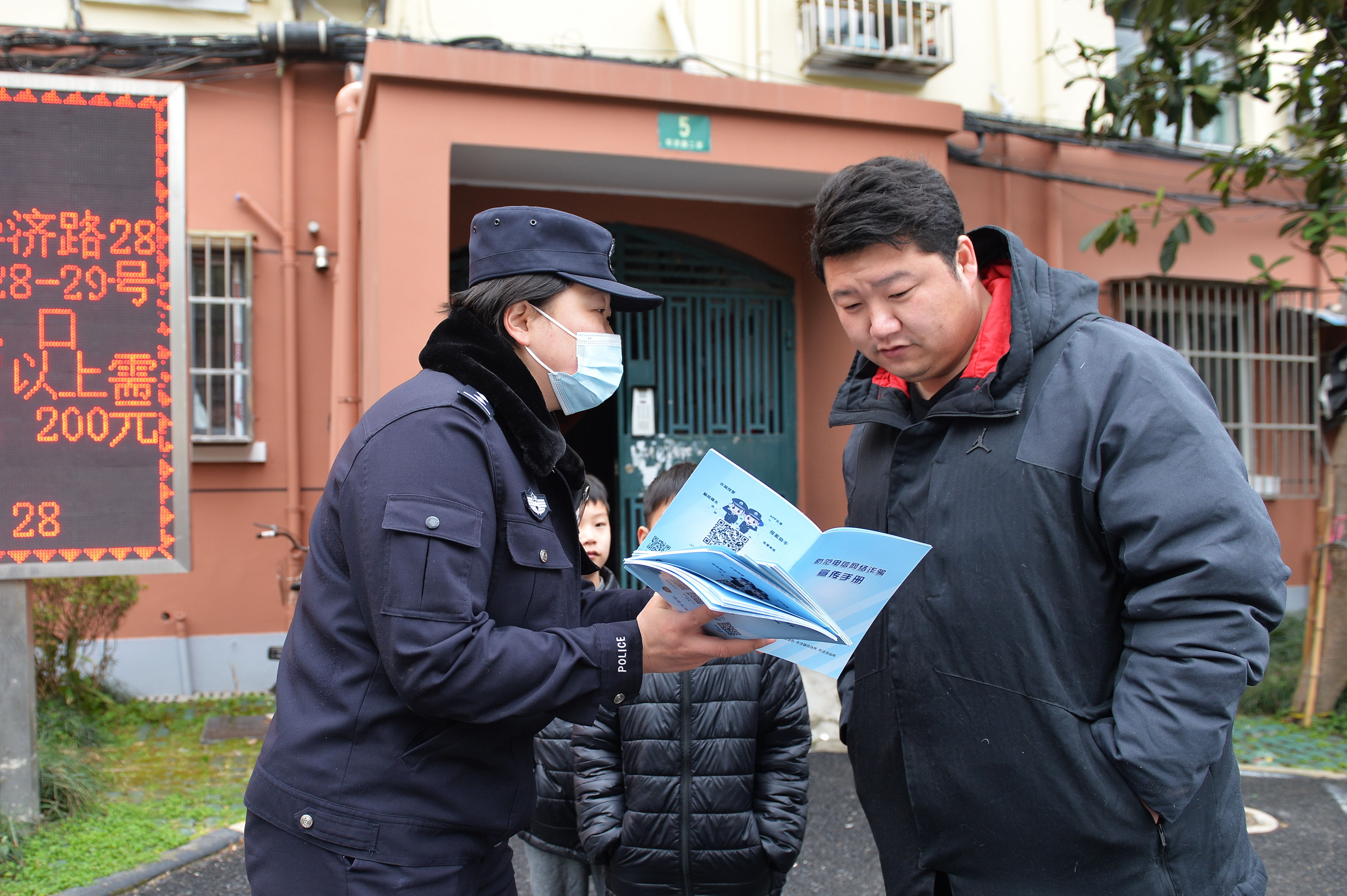 国家队|老队友征战冬奥，她穿着警服在上海的平安“赛道”上奋勇滑行