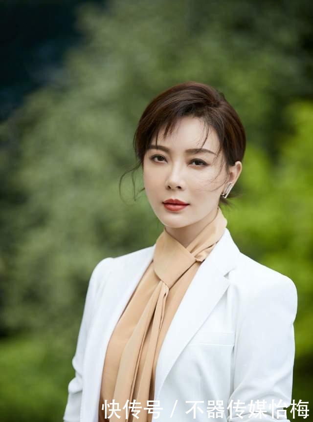 秋冬|老是穿“卫衣+牛仔裤”,容易显得单调,今年秋冬明星都这么穿