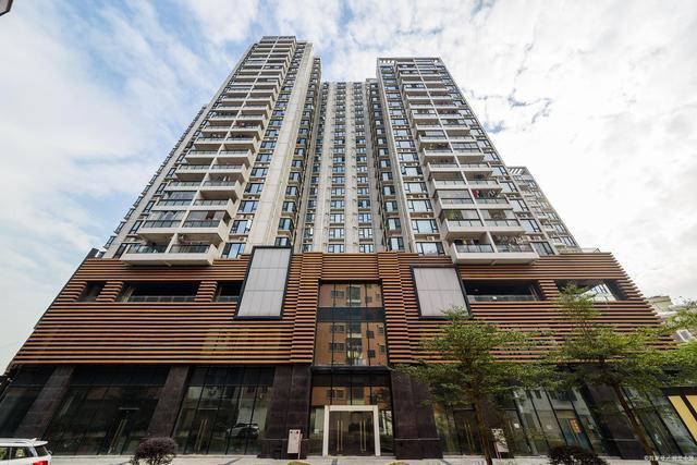 小县城|在小县城,用25万买小产权房和七十万买个商品房,选择哪个好