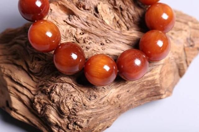 木质文玩|这种木头看上去像蜜蜡,号称“北沉香”,东北人一定见过它