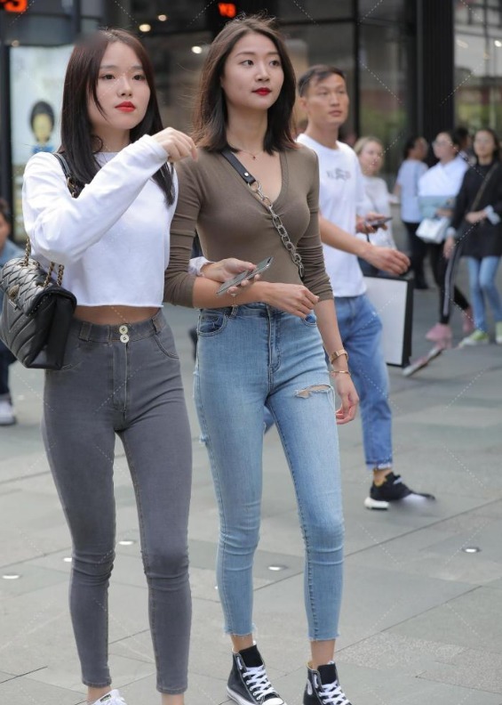 真怕|姐妹逛街看似和谐, 实则互相“攀比”穿搭, 真怕俩人互踩起来