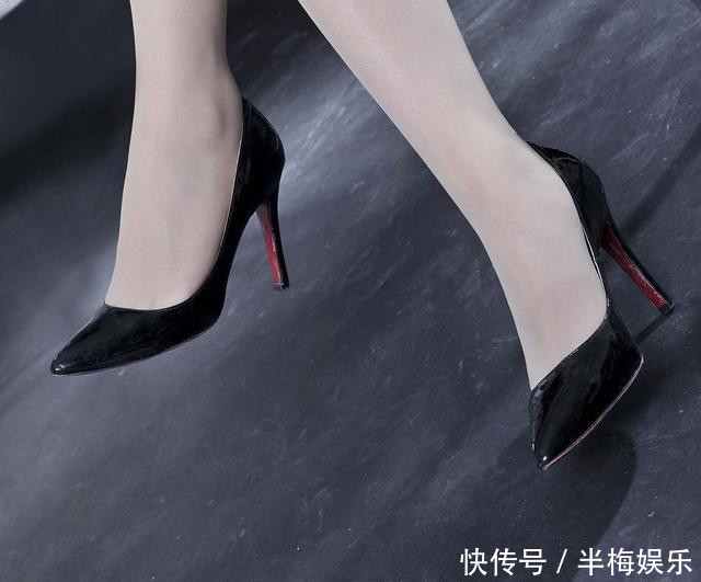细跟 细跟高跟鞋简洁而不单调,气质出众更加百搭