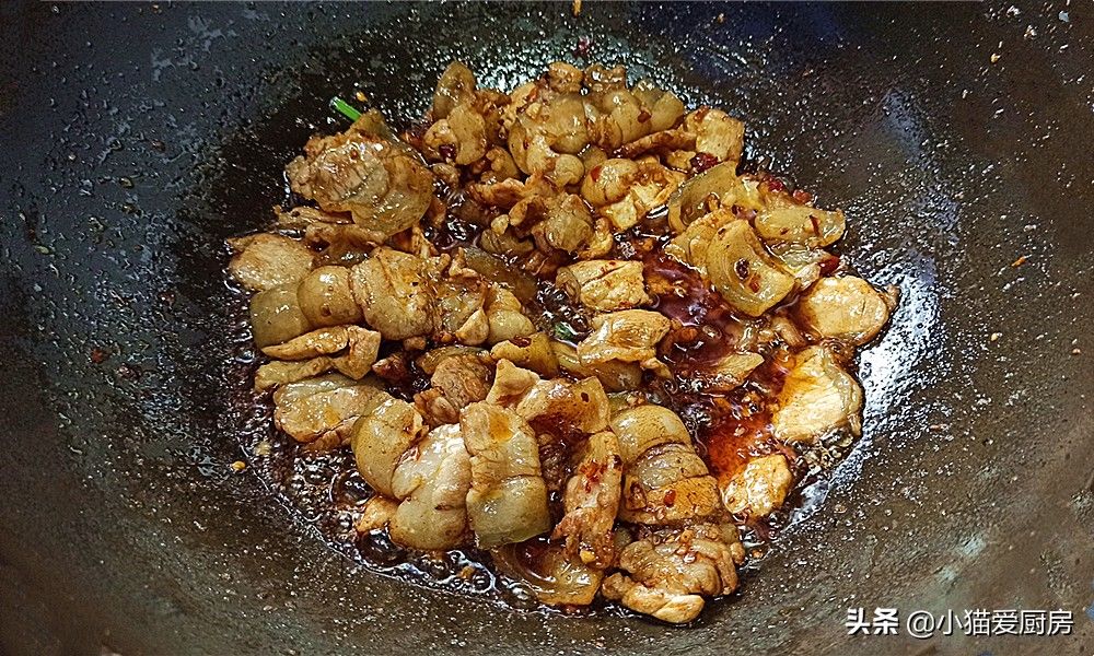 1把酸辣椒加上猪肉简单一炒,味道酸香爽辣,开胃下饭特别好吃