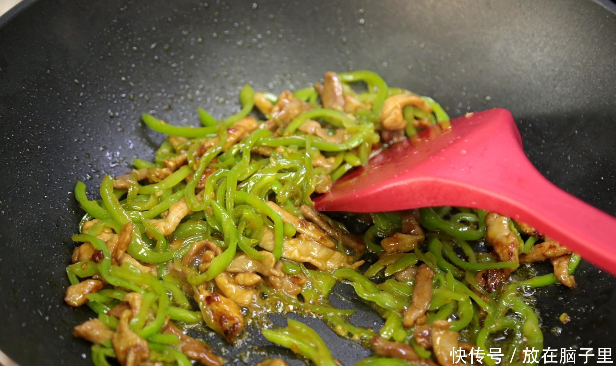 青椒炒肉丝,到底先炒肉还是青椒?分享一下跟大厨学来的方法