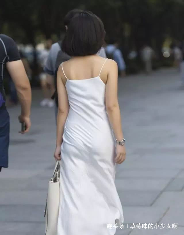 时尚 知性大方的吊带裙美女,尽显蜂腰长腿般曼妙身姿!