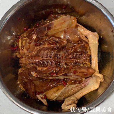 不加油和水的电饭锅煨鸡