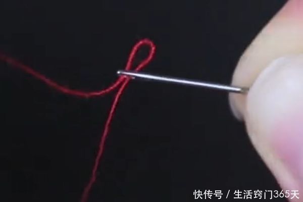 穿针引线太困难？教你一招，不用眼睛看，让线自己“跑进去”！
